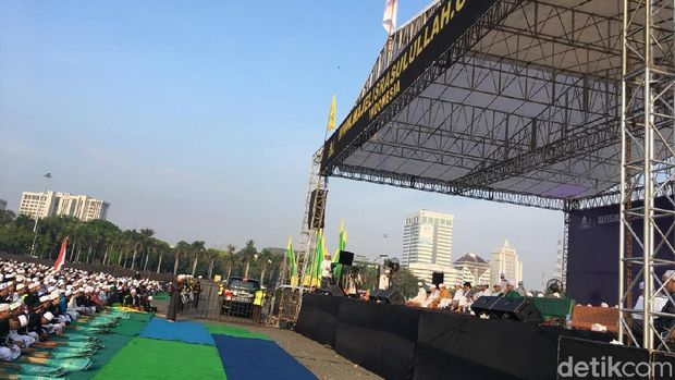 Warga Mulai Berdatangan ke Acara Maulid Nabi di Monas