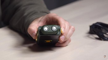 Begitu bagian atasnya dibuka, ada alat pencukur jenggot, atau mungkin rambut tubuh lain, yang muncul. Foto: YouTube/Unbox Therapy