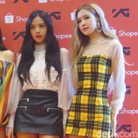 Jisoo terlihat menawan mengenakan baju transparan bernuansa putih dengan brokat floral di bagian depannya. Sementara itu, Rose terlihat anggun dengan baju transparan putih yang dipadu padankan dengan tartan mini dressnya. Foto: Anggi/Wolipop