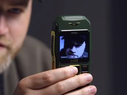 Edan! Ponsel Ini Punya Pencukur Jenggot