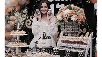Rayakan ulang tahun yang ke-17, Syifa gelar pesta yang meriah. Tentunya dengan barisan cake in a jar, cupcake, hingga kue tart berbentuk figur dirinya. Foto: Instagram @syifahadjureal