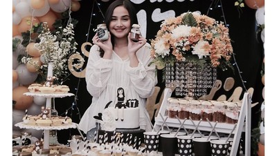 Hobi Makan Cookies dan Cake, Ini Pose Manis Syifa Hadju Saat Ngemil
