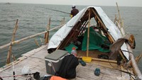 Di tengahnya terdapat gubuk mirip gubuk bambu yang kerap ditemui di tengah areal persawahan. Rumah beratap terpal ini untuk digunakan para pemancing sebagai tempat berteduh, istirahat, dan menyimpan perbekalan selama memancing (Muhammad Idris/detikTravel)