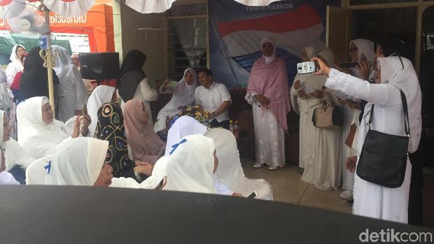  Ketua DPP PKS Mardani Ali Sera menghadiri peringatan Maulid Nabi yang digelar Emak-emak Indonesia Jaya (Mak Ija) di Duren Sawit.