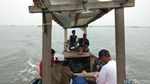 Foto: Ini Asyiknya Mancing di Tengah Teluk Naga Tangerang