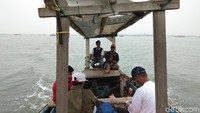 Kami mengikuti rombongan pemancing yang biasa mengail ikan di perairan Teluk Naga Tangerang. Setelah sekitar sejam perjalanan, perahu diarahkan deretan bambu yang tegak menjorok di tengah laut (Muhammad Idris/detikTravel)