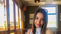  Wajah cantik Annisa merupakan perpaduan darah Australia dan Indonesia. Annisa sedang berada di New Zealand untuk mencicip keju, roti dan white wine. Foto: Instagram @annisarawles