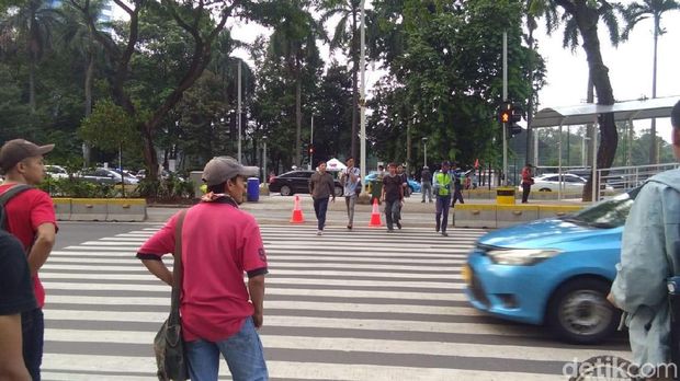 Suasana menyeberang di pelican crossing Halte GBK. 