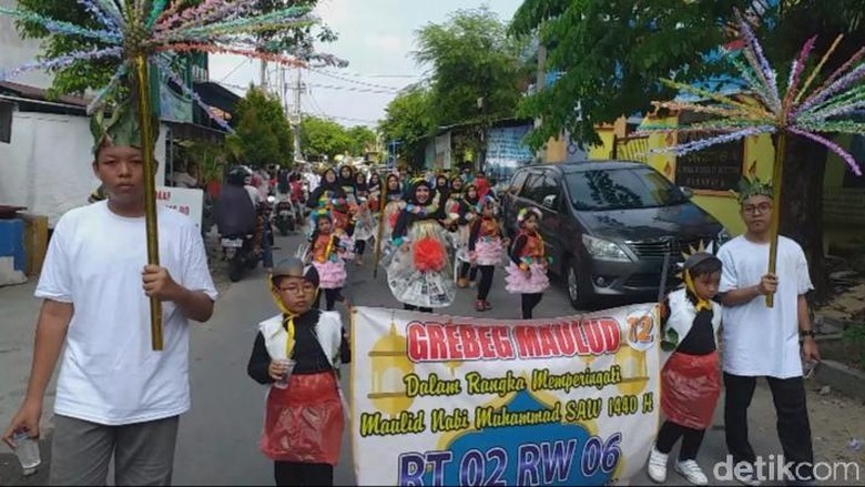 Warga Surabaya Gelar Grebek Maulid Nabi Bertema Keberagaman Warga Surabaya Gelar Grebek Maulid Nabi Bertema Keberagaman