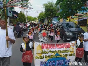 Warga Surabaya Gelar Grebek Maulid Nabi Bertema Keberagaman