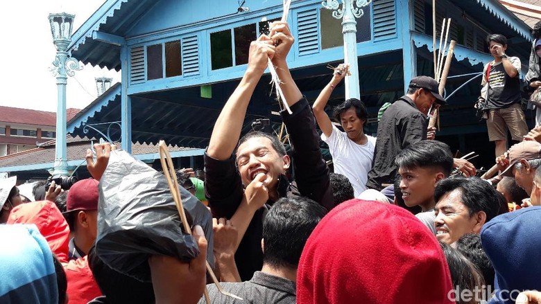 Lantunan Doa Belum Usai, Gunungan Grebeg Maulid di Solo Ludes Duluan Lantunan Doa Belum Usai, Gunungan Grebeg Maulid di Solo Ludes Duluan