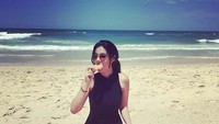 Jalan-jalan ke pantai, Kat pun tak melewatkan untuk cicip donatnya. Nyam! Foto: Instagram @katramnani