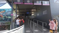 Ada beberapa jalur antrean sebelum naik roller coaster ini. Ada jalur pengunjung biasa, ada jalur antrean khusus rombongan dan antrean bagi pengunjung yang ingin jalur cepat, namun hanya bisa duduk secara acak. (Melissa Mailoa/detikTravel)