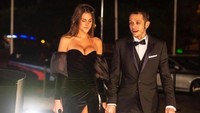 Busana keduanya cukup serasi. Rossi mengenakan setelan jas berwarna hitam dengan sedikit motif biru, sementara Sofia mengenakan gaun panjang yang juga berwarna hitam. (Foto: Instagram @valeyellow46)