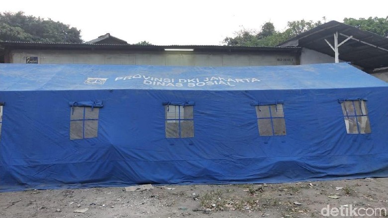 Dinsos Bangun Tenda Layak untuk Korban Rumah Ambles di Pademangan Dinsos Bangun Tenda Layak untuk Korban Rumah Ambles di Pademangan