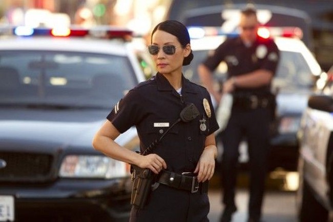 Salah satu bintang Charlies Angel, Lucy Liu juga mendapatkan peran sebagai polisi wanita dalam serial bertajuk Southland. Di serial tersebut, Lucy tampak lengkap mengenakan seragam polisi, senjata dan juga lebam di daerah mata. Foto: Dok. Pinterest, Instagram