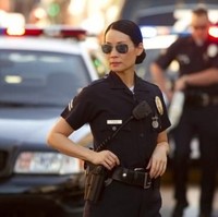 Salah satu bintang Charlies Angel, Lucy Liu juga mendapatkan peran sebagai polisi wanita dalam serial bertajuk Southland. Di serial tersebut, Lucy tampak lengkap mengenakan seragam polisi, senjata dan juga lebam di daerah mata. Foto: Dok. Pinterest, Instagram