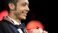 Sofia sendiri mendampingi Rossi yang meraih medali perunggu di FIM MotoGP Awards, setelah finis ketiga di kejuaraan dunia MotoGP 2018. Dengan bakat, gairah, latihan, keteguhan dan tekad Anda .. terlepas semua kesulitan, Anda masih naik ke tangga podium ♥ ️, puji Sofia untuk sang kekasih di Instagramnya. (Foto: Instagram @francescasofianovello)