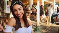 Annisa adalah kakak aktris Amanda Rawles yang populer lewat berbagai film. Kecantikan Annisa mencuri perhatian netizen termasuk saat makan pizza pepperoni ini. Foto: Instagram @annisarawles