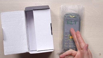 Channel YouTube bernama Unbox Therapy melakukan unboxing terhadap sebuah ponsel dengan merk BLT. Foto: YouTube/Unbox Therapy