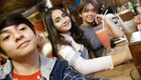 Begini pose manis Syifa saat minum jus buah, ketika rapat bersama manajemen artisnya. Imut ya? Foto: Instagram @syifahadjureal
