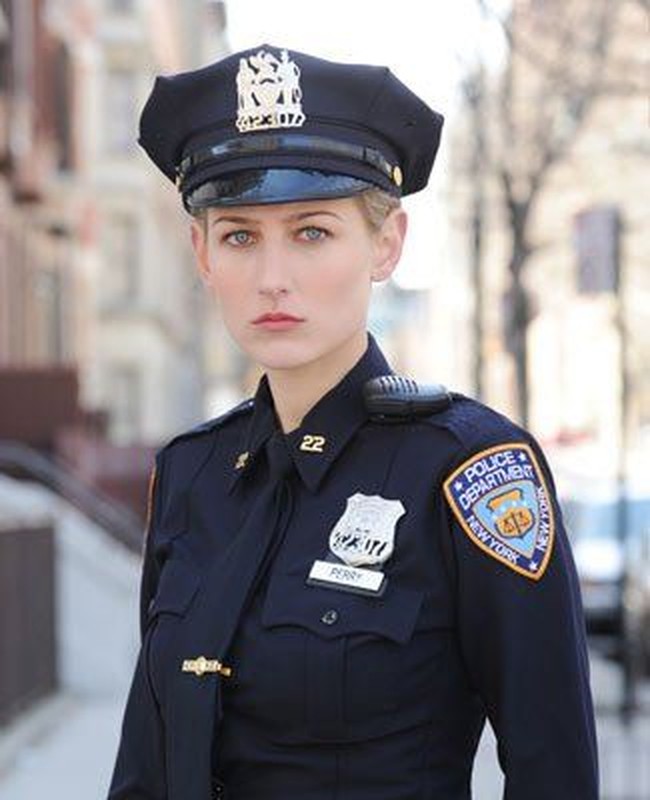 Aktris Leelee Sobieski yang terkenal berkat film Deep Impact ini sempat mendapat peran sebagai polisi wanita. Peran tersebut didapatnya dalam serial televisi berjudul Rookies yang syutingnya mengambil latar belakang kota New York. Foto: Dok. Pinterest, Instagram