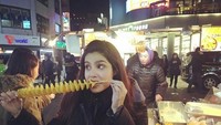 Liburan ke Seoul, Korea Selatan, Kat tak lupa mampir ke Myeong Dong untuk jajan kentang ini. Foto: Instagram @katramnani