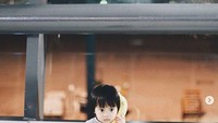 Sekala sering terlihat di vlog keluarga mereka di YouTube. Ia nampak pintar di usianya yang masih sangat kecil. Kalau ini gaya Sekala saat menelepon pakai pisang. Foto: Instagram sekala_belove_