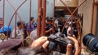 Lokasi rekonstruksi disterilkan dari warga setempat yang berkumpul sejak pagi tadi. Pagar rumah korban Daperum Nainggolan juga tampak digaris polisi. (Vino-detikcom).