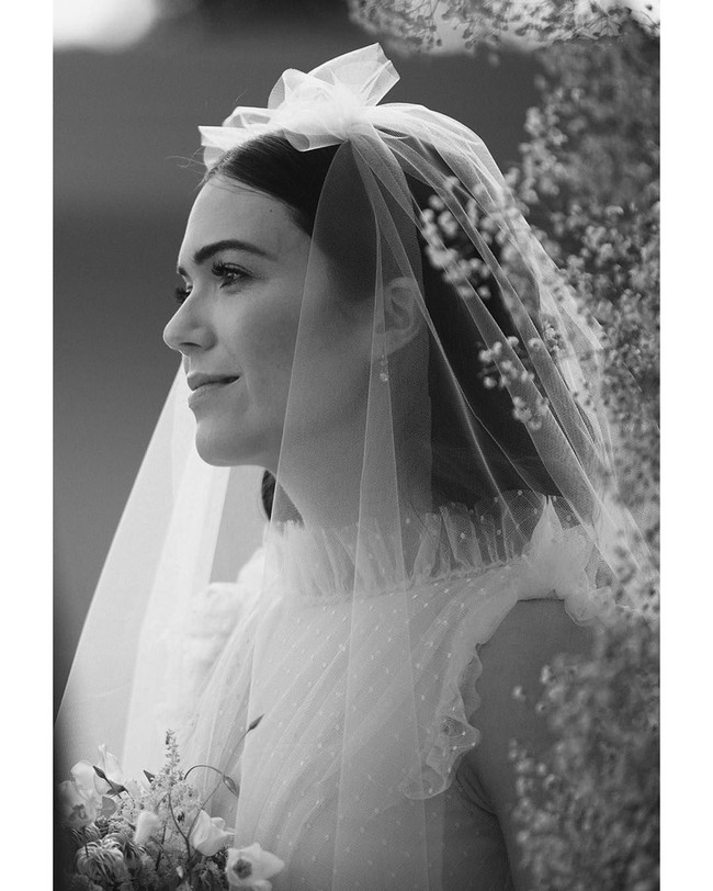 Untuk veil, terdapat aksen berupa pita di bagian atasnya. (Foto: Instagram/@mandymooremm)