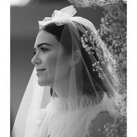 Untuk veil, terdapat aksen berupa pita di bagian atasnya. (Foto: Instagram/@mandymooremm)