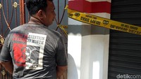 Garis polisi dipasang untuk membatasi gerak warga.