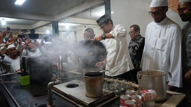 Aksi Sandi Jadi Barista Racik Kopi Aceh