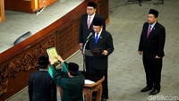 Rapat paripurna akan diawali dengan pelantikan anggota dewan pengganti antarwaktu (PAW). Setelah itu, pimpinan DPR akan membacakan pidato pembukaan masa persidangan.