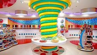 Tak melulu warna cerah, toko permen juga bisa menggemaskan dengan warna monokrom layaknya lukisan anak kecil. The Candy Room di Melbourne membuktikannya lewat bantuan firma Red Design Group.Foto: Istimewa