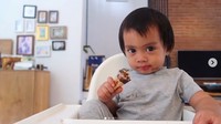 Duh, senyumannya bikin salah fokus aja nih. Pasti senyum bahagia karena Sekala diizinkan makan es krim cokelat. Foto: Instagram sekala_belove_