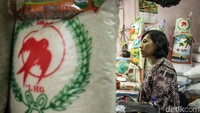 Seorang pedagang memberikan penjelasan terkait beras yang dijualnya kepada tim Bulog dan Satgas Pangan PMJ.