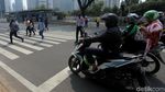 Warga Ramai-ramai Gunakan Pelican Crossing
