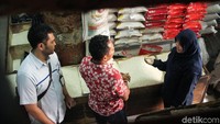 Tim Bulog bersama dengan Satgas Pangan Polda Metro Jaya berdialog ke pedagang yang ada disana. Mereka menanyakan perihal harga beras di pasar tersebut.