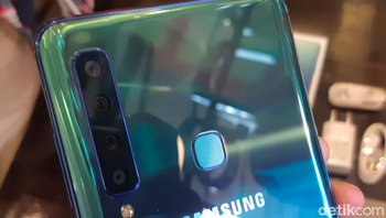 Ponsel ini merupakan ponsel pertama di dunia yang mengusung empat kamera belakang.  Kamera utama Galaxy A9 memiliki resolusi 24 MP dengan bukaan f/1.7. Ada juga lensa telephoto10 MP dengan bukaan f/2.4 dan optical zoom 2x. Ada juga kamera ultra wide berukuran 8 MP dengan bukaan f/2.4. Terakhir turut dipasang kamera depth 5 MP dengan bukaan f/2.2.Foto: Virgina Maulita Putri/detikinet