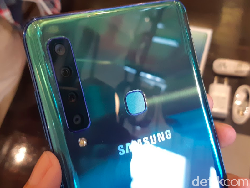 Unboxing Galaxy A9, Kamera Belakangnya Terbanyak di Dunia