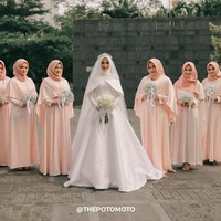Saat resepsi di malam hari, Nada memilih gaun karya desainer ternama Hian Tjen. Gaun putih yang ia pakai memiliki detail bahu seperti gaun cinderella. Lagi-lagi, Nada memilih warna putih dengan potongan busana klasik. Foto: ThePhotoMoto