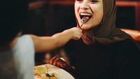 Kalau ini momen manis Sekala suapi ibunya dessert yang kelihatan enak. Sweet! Foto: Instagram sekala_belove_