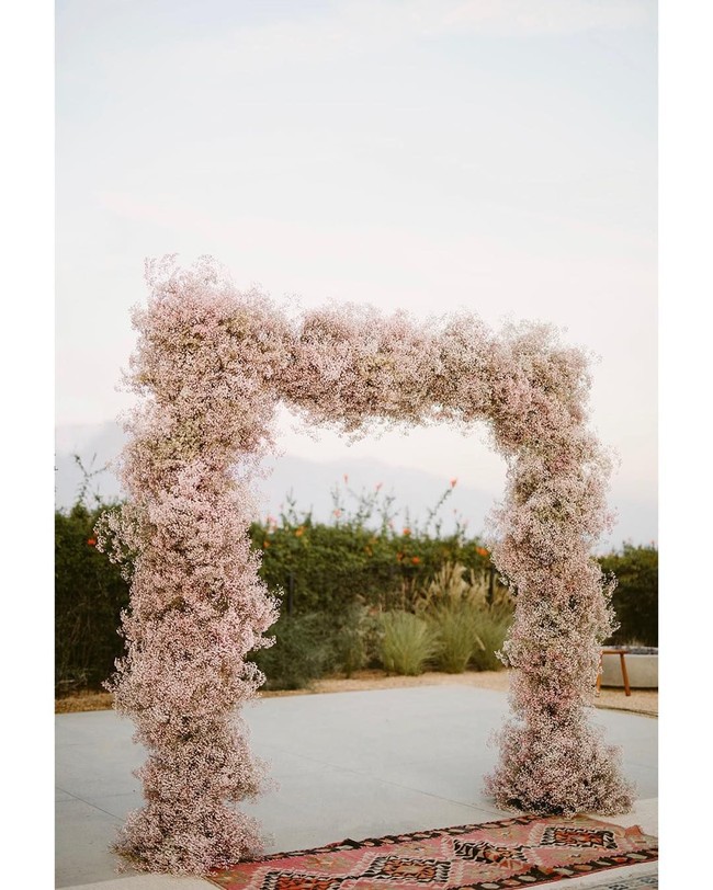 Pink juga menjadi tema utama dekorasi pernikahan penyanyi 34 tahun itu. Seperti yang terlihat pada gapura yang terbuat dari rangkaian bunga berwarna pink pastel ini. (Foto: Instagram/@mandymooremm)