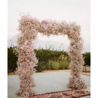 Pink juga menjadi tema utama dekorasi pernikahan penyanyi 34 tahun itu. Seperti yang terlihat pada gapura yang terbuat dari rangkaian bunga berwarna pink pastel ini. (Foto: Instagram/@mandymooremm)