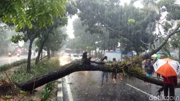 Diterpa Hujan Deras, Kaca-kaca di RS Mulia Bogor Pecah