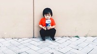 Gimana dengan gaya Sekala saat nongkrong? Makin asyik karena Sekala ditemani camilan biskuit cokelat. Nyam nyamm! Foto: Instagram sekala_belove_