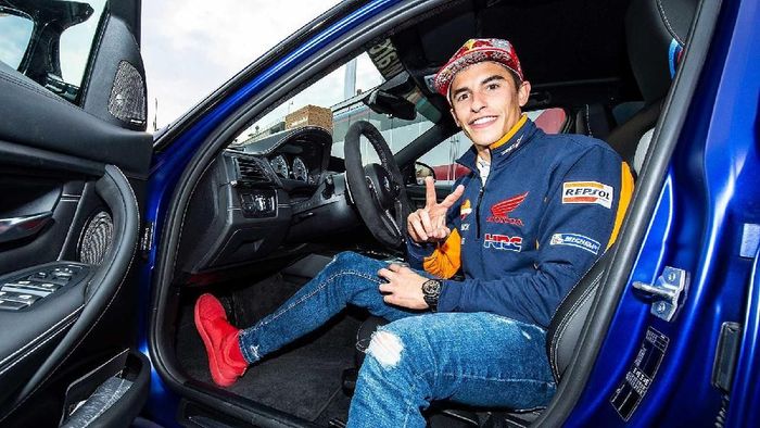 Marc Marquez dengan BMW Seri M yang baru dia menangi (BMW)