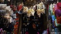 Kalung, gelang dengan desain menarik dari bahan batu akik juga banyak pilihan dengan harga cukup murah.