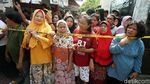 Warga Ramai-ramai Nonton Adegan Pembunuhan Satu Keluarga di Bekasi